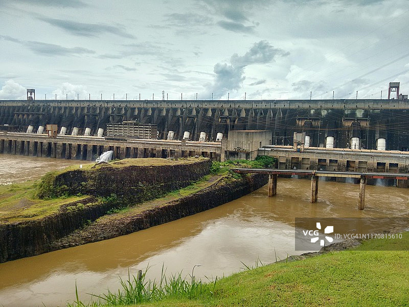 伊泰普水电站：世界上最大的水坝之一，位于巴西和巴拉圭的伊瓜苏图片素材