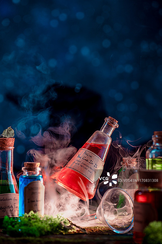 带有“你能做到”标签的漂浮药水：关于魔法、自我保健、效率和动力图片素材