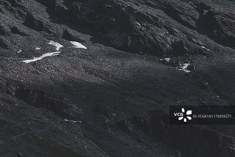 山脉、黑色石头和雪地特写图片素材