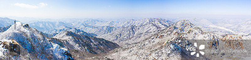 韩国尚州俗离山的冬季全景图片素材