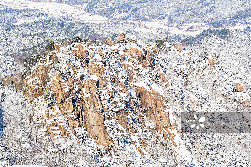 韩国尚州俗离山的冬季全景图片素材
