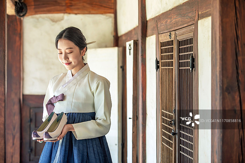 穿韩服和韩国传统鞋子的女人图片素材