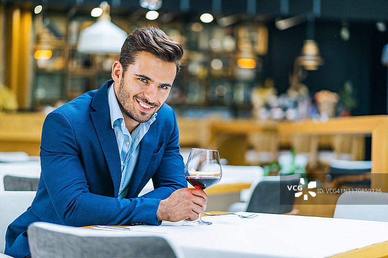 在餐厅用餐的现代男商人图片素材