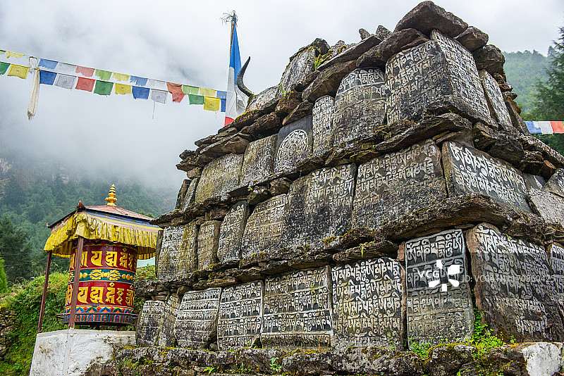 前往尼泊尔珠穆朗玛峰大本营路上的佛教徒圣 Mani 石图片素材