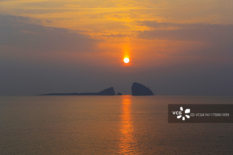 韩国济州岛兄弟岛的日出景观图片素材
