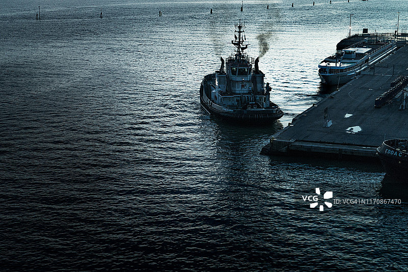 污染，晴空下的黑烟图片素材