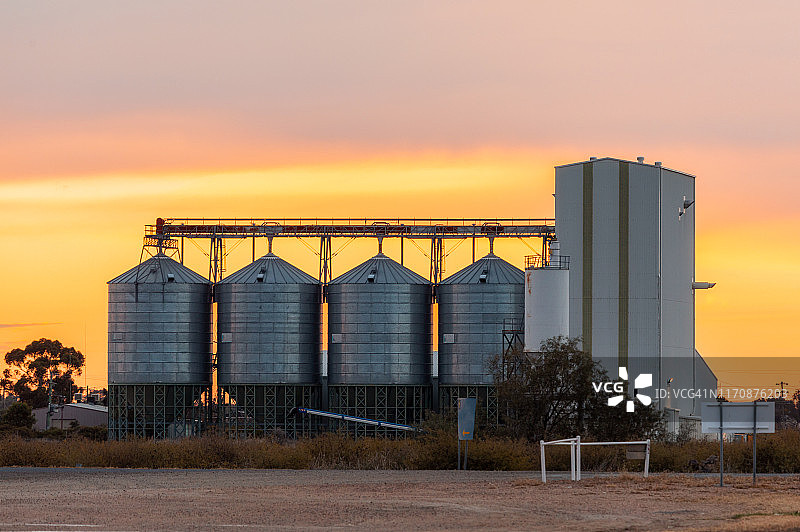 日落下的粮仓图片素材