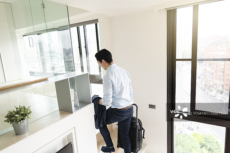 刚旅行归来的年轻男人图片素材