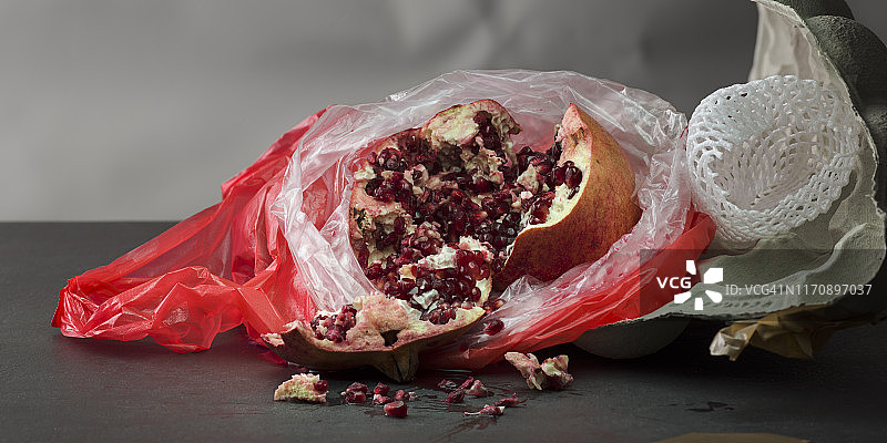 垃圾袋里的石榴图片素材