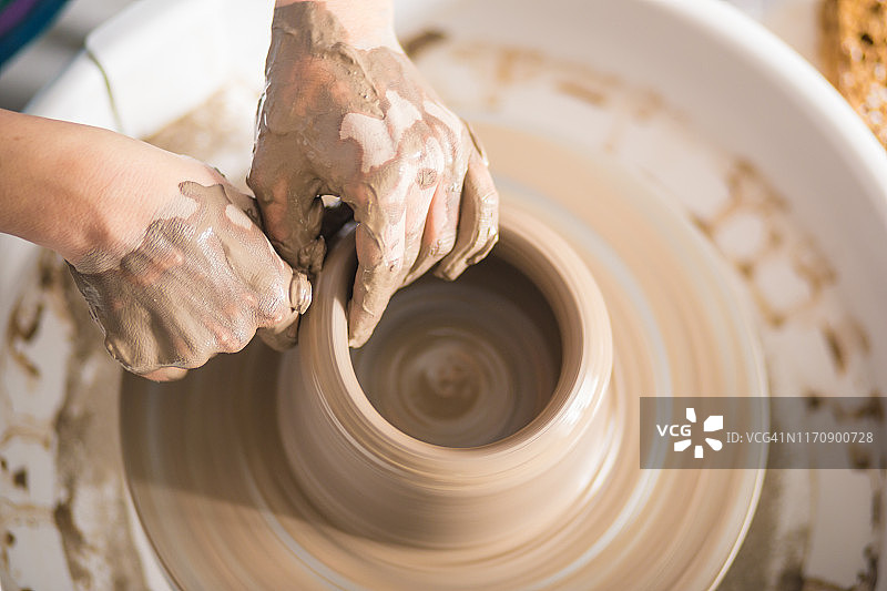 特写：女性在陶轮上工作图片素材