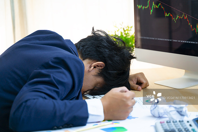 绝望的股票交易员背影图片素材