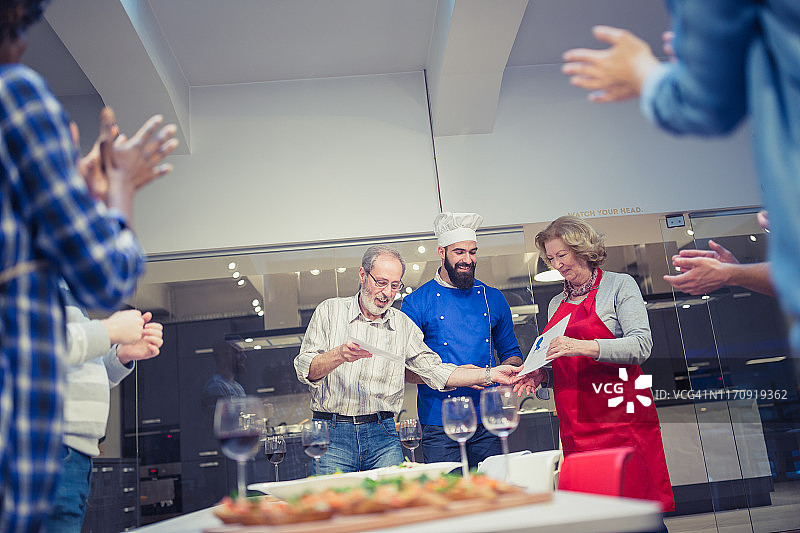 厨师宣布烹饪课上最佳菜肴的获胜者图片素材