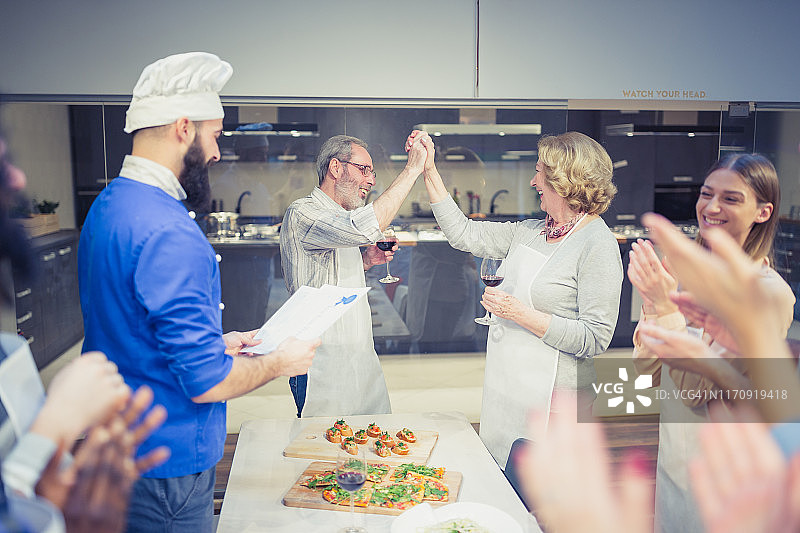 厨师宣布烹饪课上最佳菜肴的获胜者图片素材
