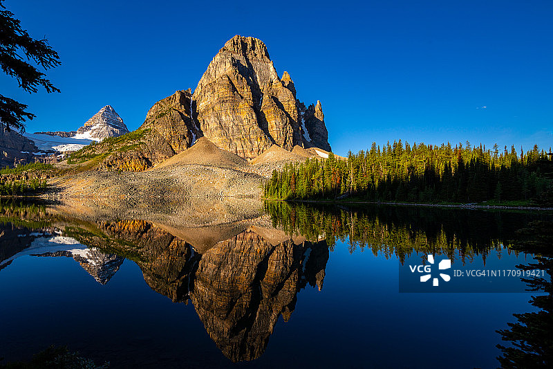 蔚蓝色湖泊图片素材