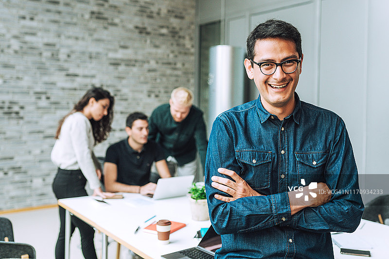 在创业公司办公室工作的白人商人图片素材