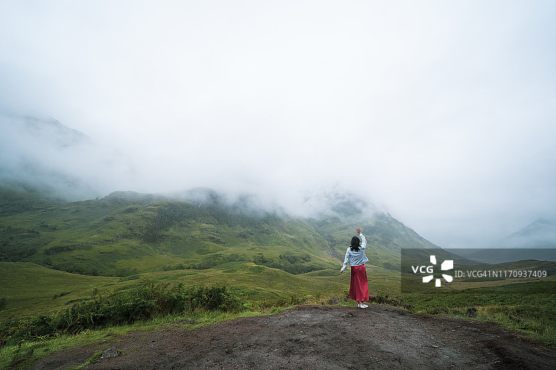 女游客在雾天探索三姐妹山脉图片素材