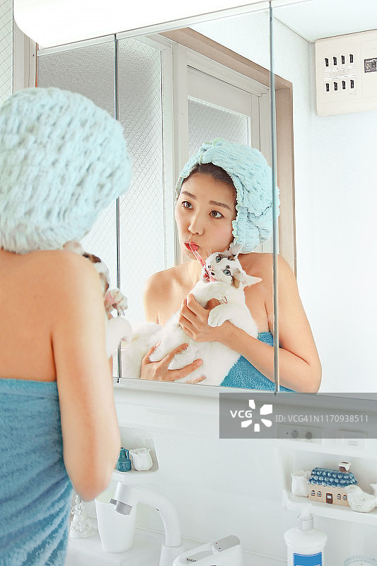 女人和猫在洗手间里图片素材