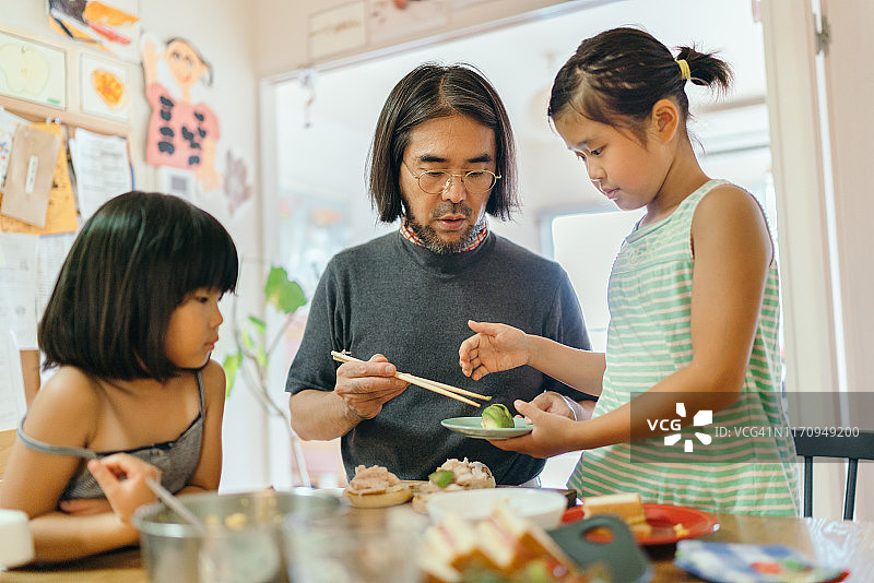 父亲在家和孩子们一起准备食物图片素材