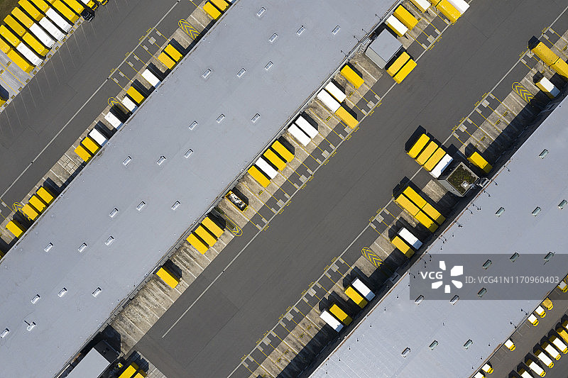 货运集装箱和配送仓库航拍景色图片素材