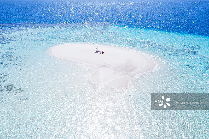 海洋中的热带岛屿图片素材