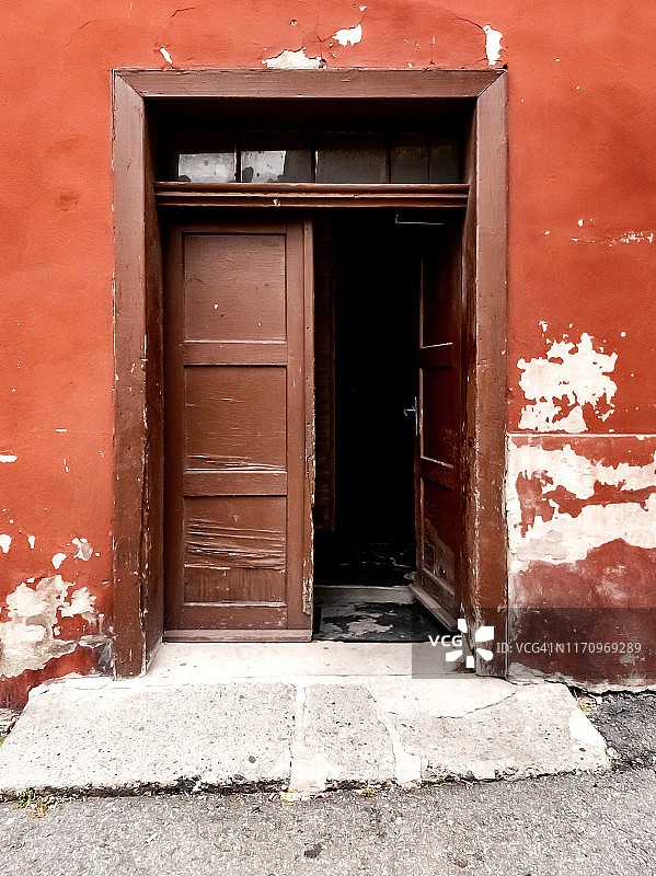 旧联排别墅中的棕色门图片素材