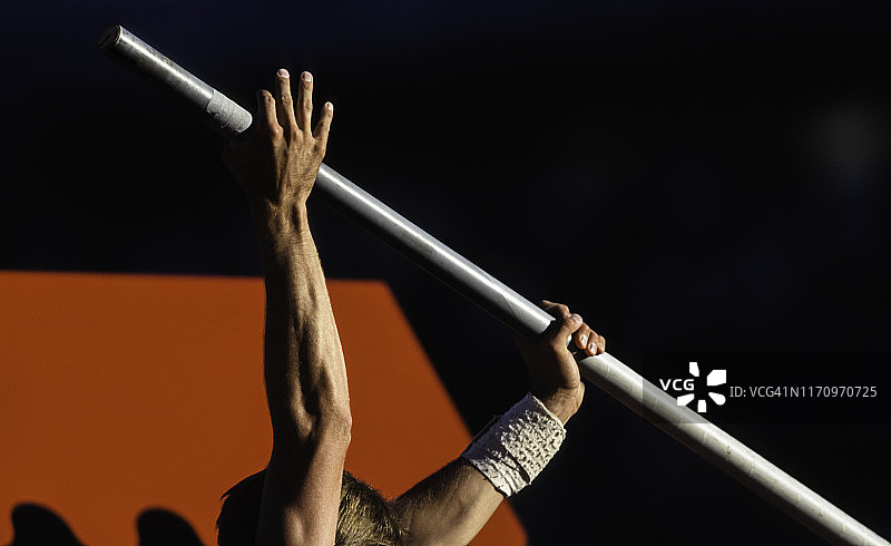 撑竿跳运动员准备起跳图片素材