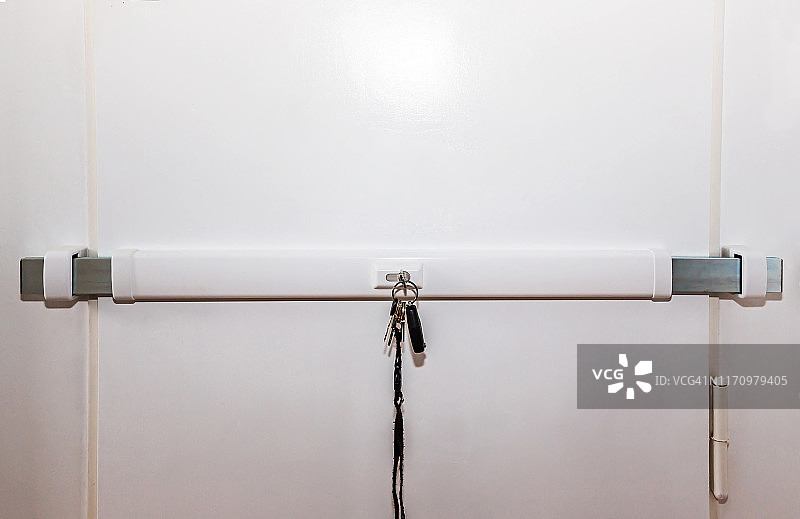 公寓门上的横杆锁图片素材