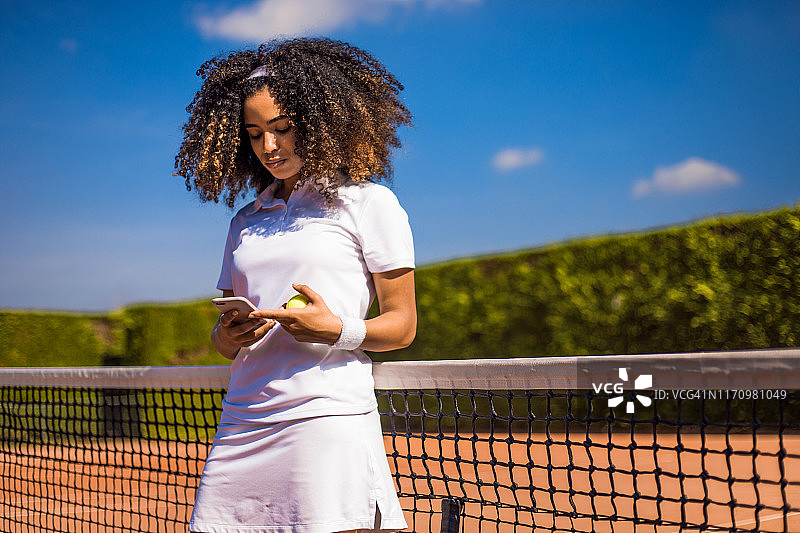 球场上美丽的黑人网球女运动员图片素材