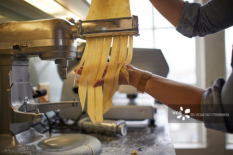 制作意大利宽面条图片素材