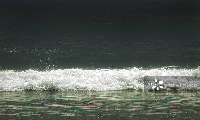 夜晚海浪拍打海岸图片素材