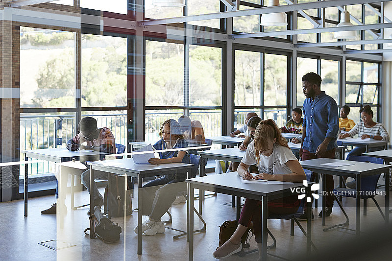 监考人员在考场监考学生考试图片素材