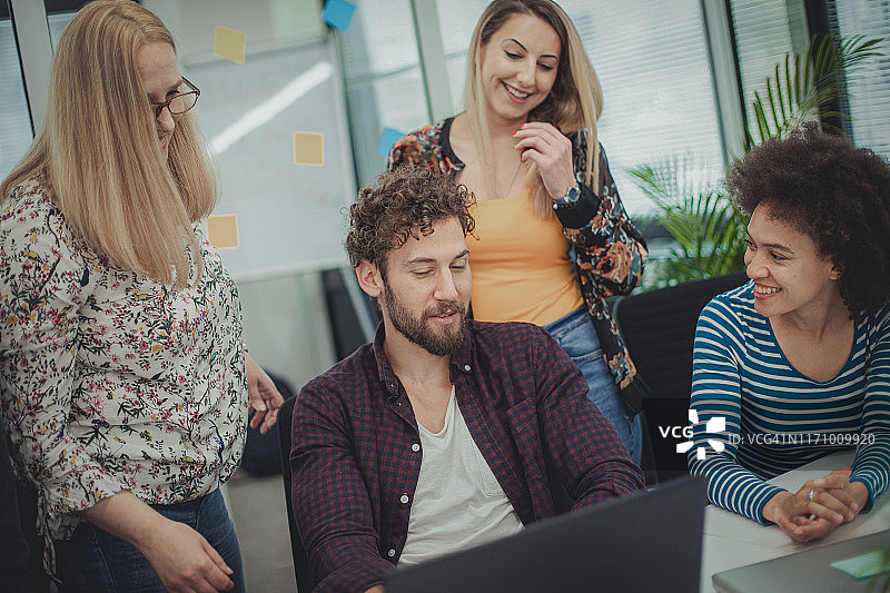 办公室对话图片素材