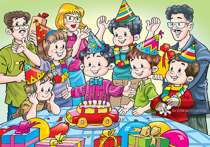 生日快乐，男孩吹灭蛋糕上的蜡烛图片素材