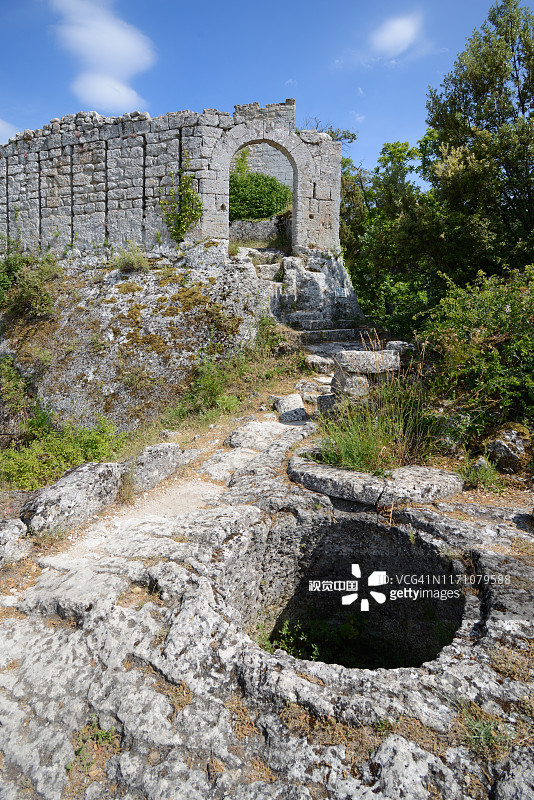 布乌普罗旺斯的中世纪城堡、堡垒和岩石粮仓图片素材