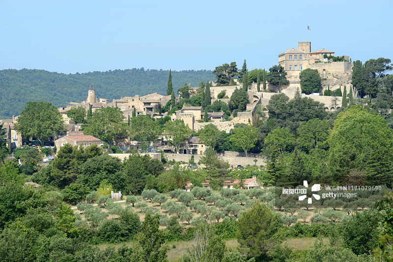 吕贝隆普罗旺斯昂苏伊 perched 山村风光图片素材