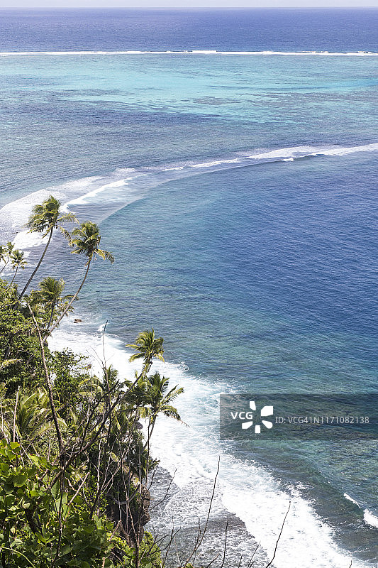 萨摩亚礁石和热带棕榈树海浪的鸟瞰图图片素材