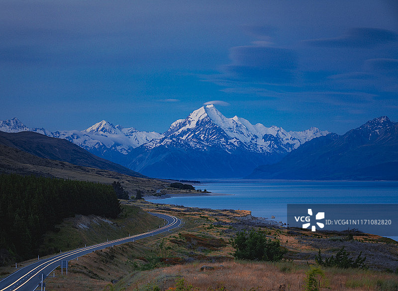新西兰壮丽的山中湖泊图片素材
