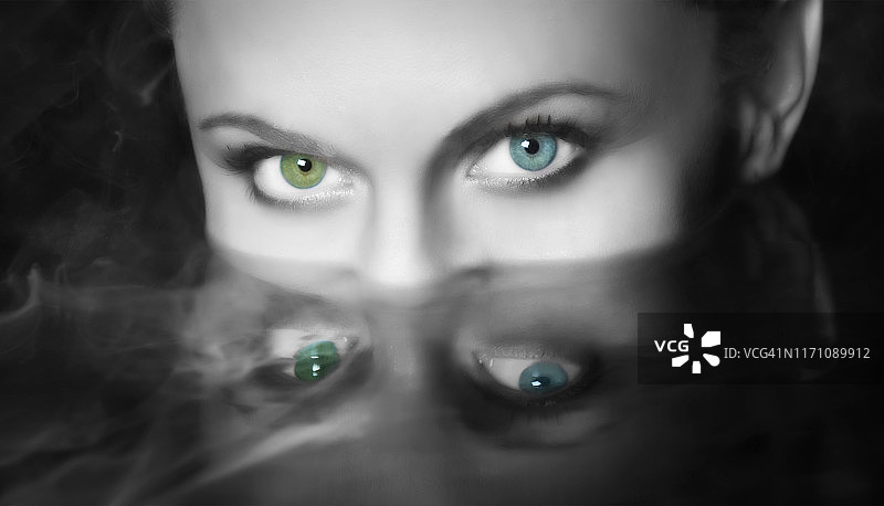 热水浴缸里不同颜色的眼睛图片素材