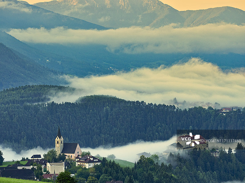 意大利特伦蒂诺-上阿迪杰瓦尔普斯特里亚：罗登戈村的日出图片素材