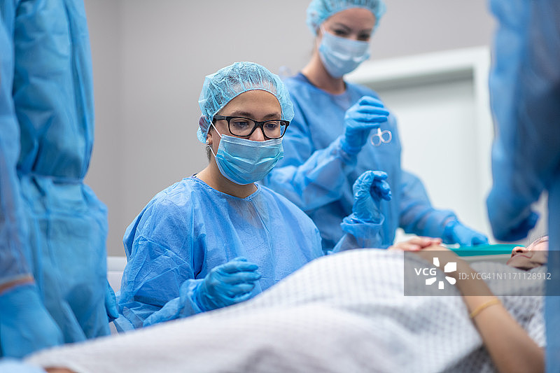 医生与外科医生团队准备进行剖腹产手术图片素材