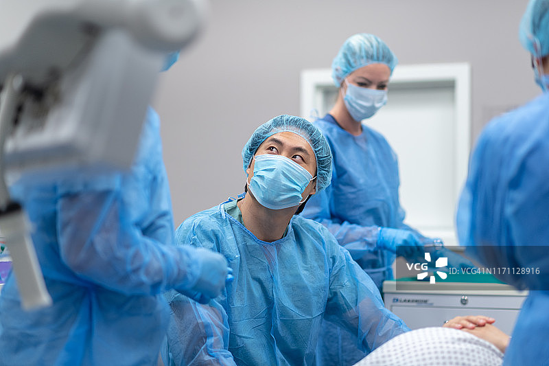 医生与外科医生团队准备进行剖腹产手术图片素材