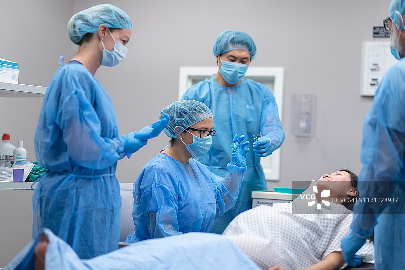 医生与外科医生团队准备进行剖腹产手术图片素材