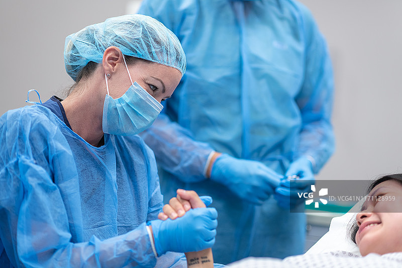 医生在手术前握住病人的手图片素材