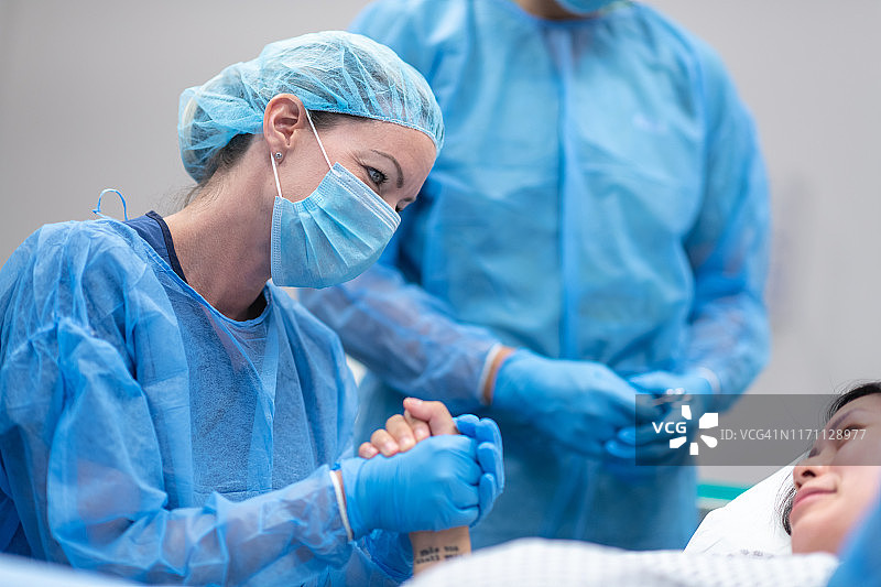 医生在手术前握住病人的手图片素材