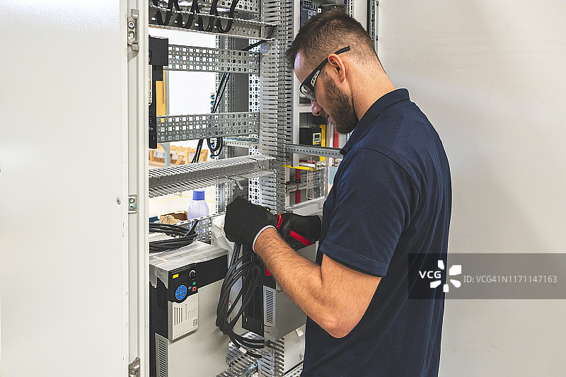 电工在配电盘工作图片素材