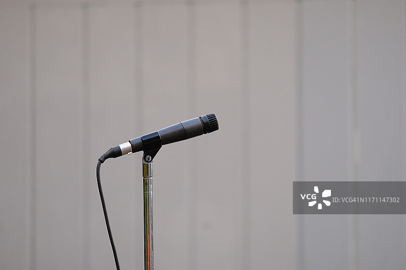 支架上的单个麦克风图片素材