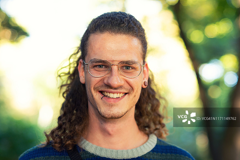 公园里穿孔的年轻人图片素材