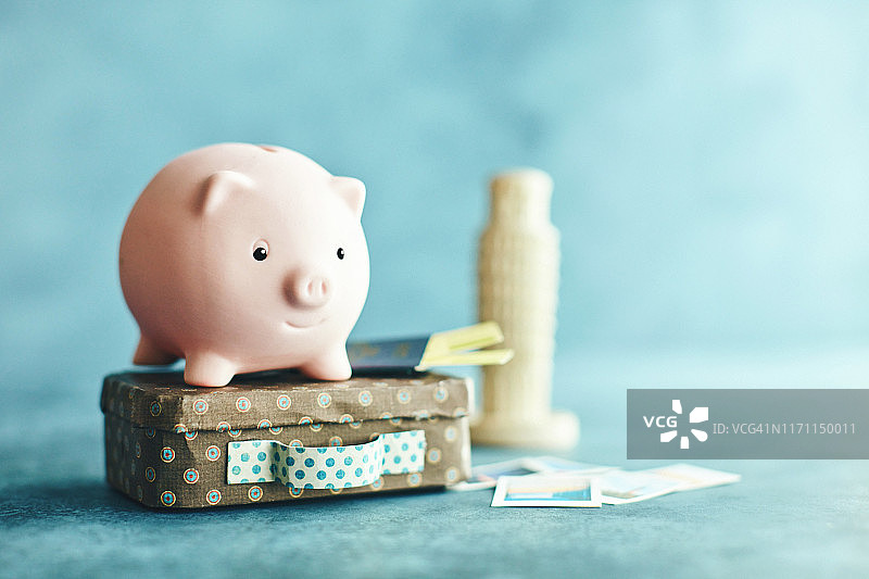 度假中的粉色小猪存钱罐：为法国之旅攒钱图片素材