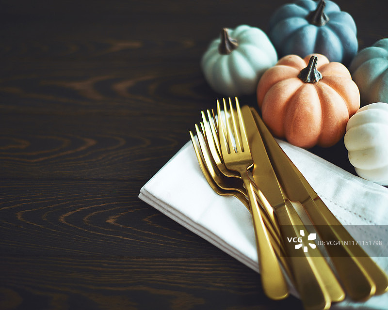带有南瓜的感恩节餐桌背景图片素材