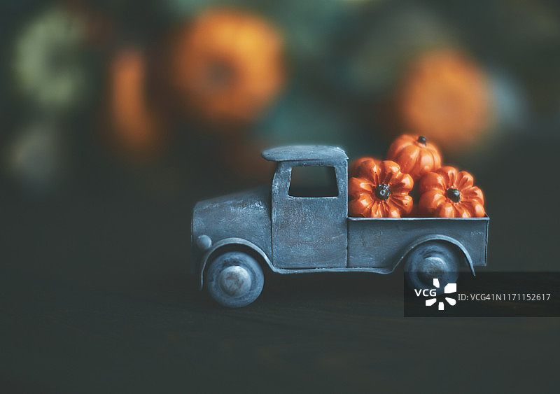 装满迷你南瓜的卡车，适用于秋季和感恩节图片素材